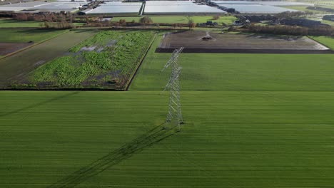 La-Cámara-Se-Inclina-Lentamente-Hacia-Abajo-En-La-Torre-De-Celosía-De-Pie-En-El-Paisaje-Agrícola