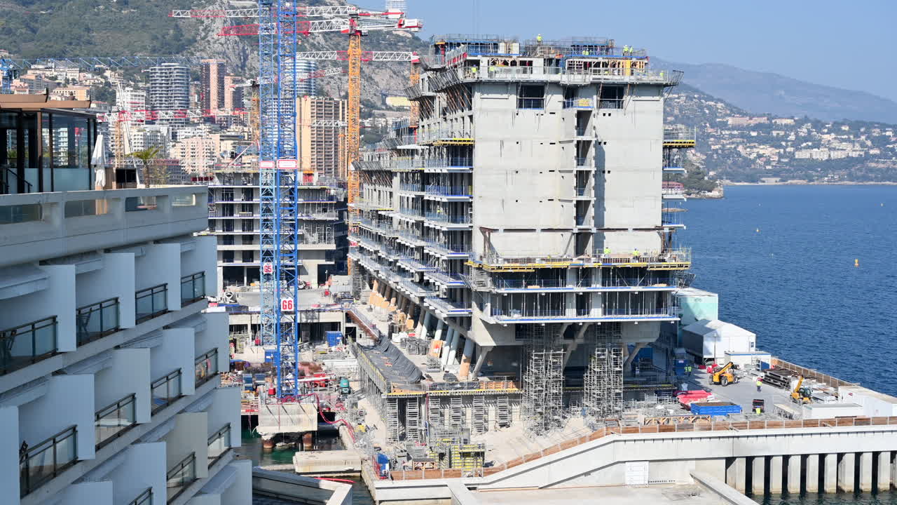 Edifici di Portier Cove in costruzione sulla riva, a Monte Carlo, Monaco