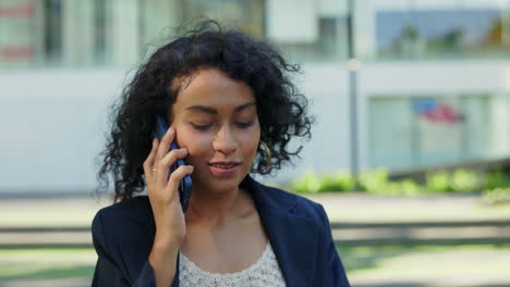 mujer hablando por teléfono al aire libre