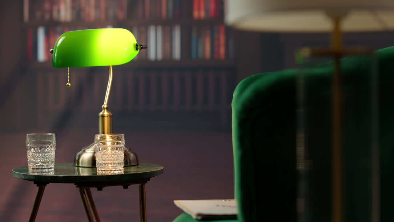 elegante biblioteca vintage con sillones verdes y decoración clásica