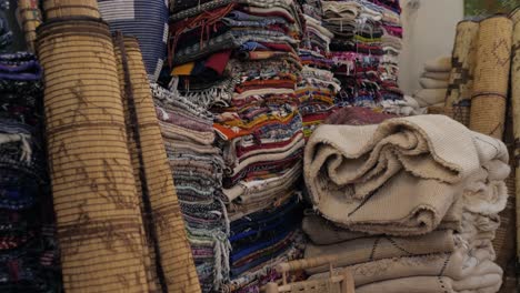 alfombras coloridas apiladas en un mercado