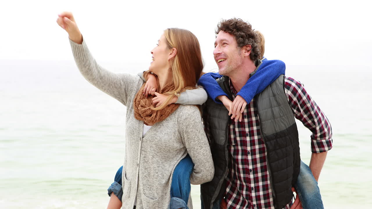 los padres devuelven el cerdo a los niños.