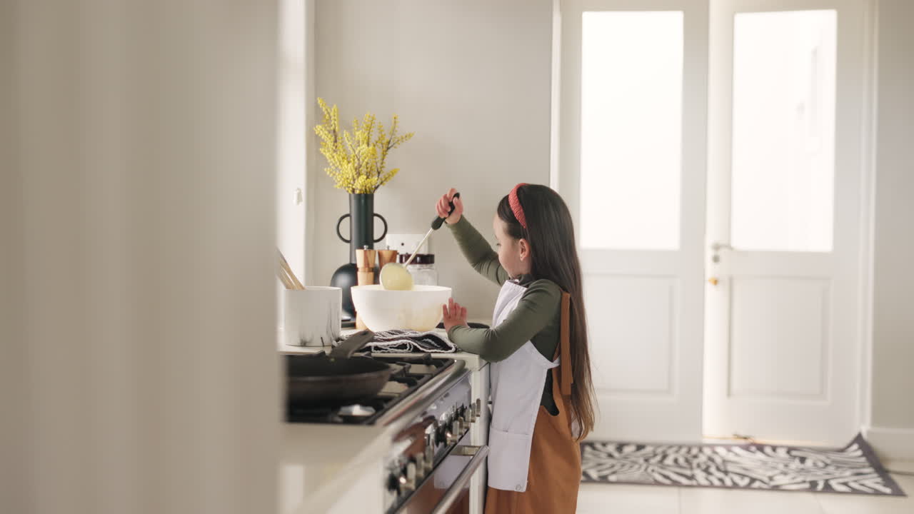 Padre e figlia che cucinano insieme in cucina