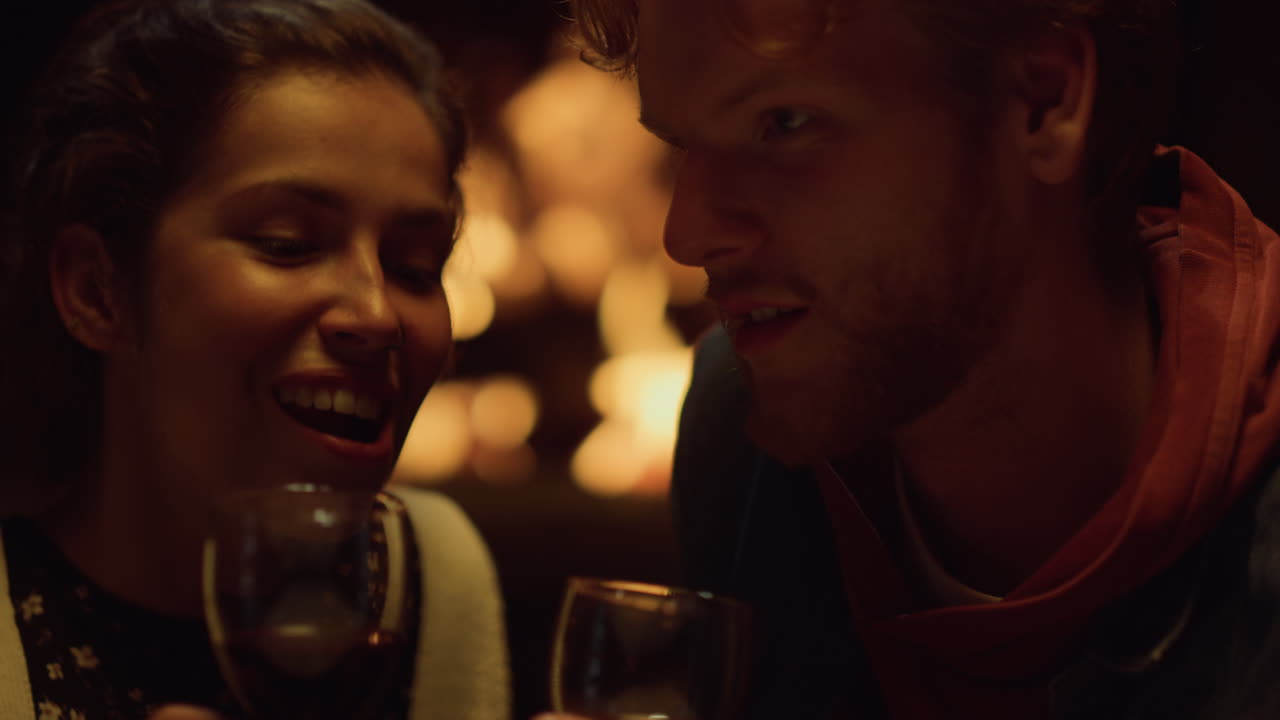 가까운 여자친구, 남자친구, 집 벽난로  ⁇ 에서 대화, 커플, 술잔.