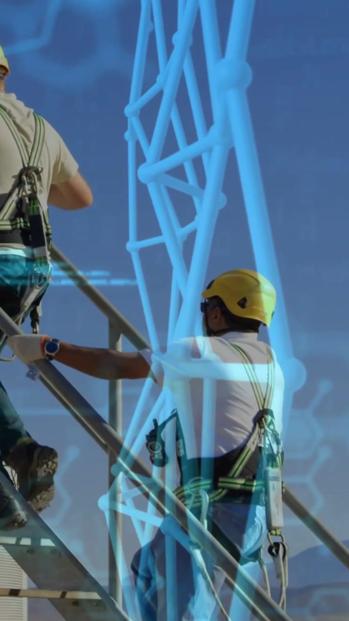 Video vertical: Técnicos de telecomunicaciones llegando a la barandilla subiendo escaleras para una inspección, con AR superponiendo la torre.