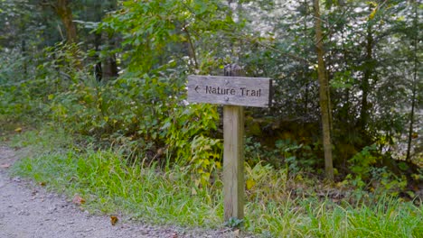 Schild-Mit-Der-Richtung-Des-Naturlehrpfades-Weitwinkel