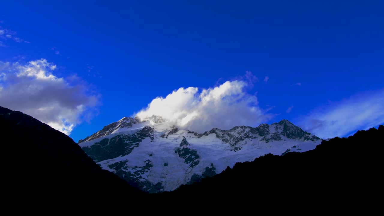 picos de montañas cubiertos de nieve y nubes móviles sobre los alpes del sur de nueva zelanda