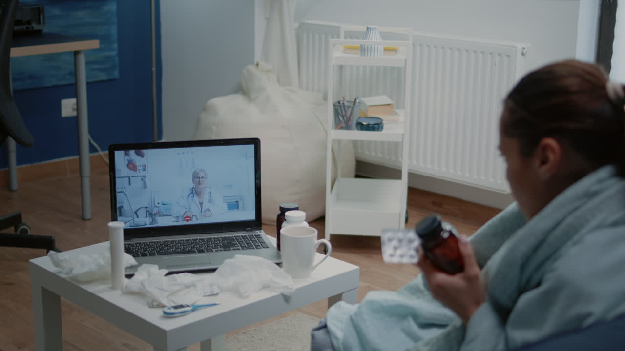 Kobieta z przeziębieniem i grypą korzystająca z wideorozmowy w telemedycynie