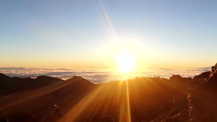 Timelapse del sol saliendo sobre las nubes junto al Parque Nacional Haleakala, Hawái.