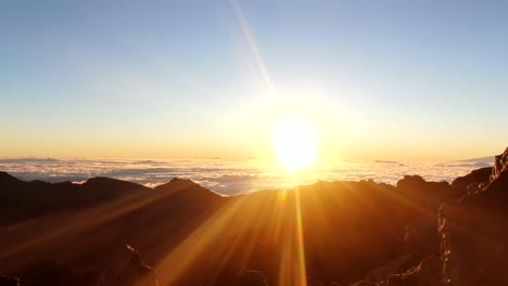 timelapse del sol que se levanta sobre las nubes por el parque nacional haleakala, hawai