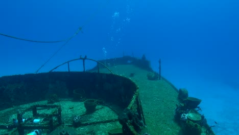 Schwimmen-In-Richtung-Des-Bugs-Des-Schiffswracks