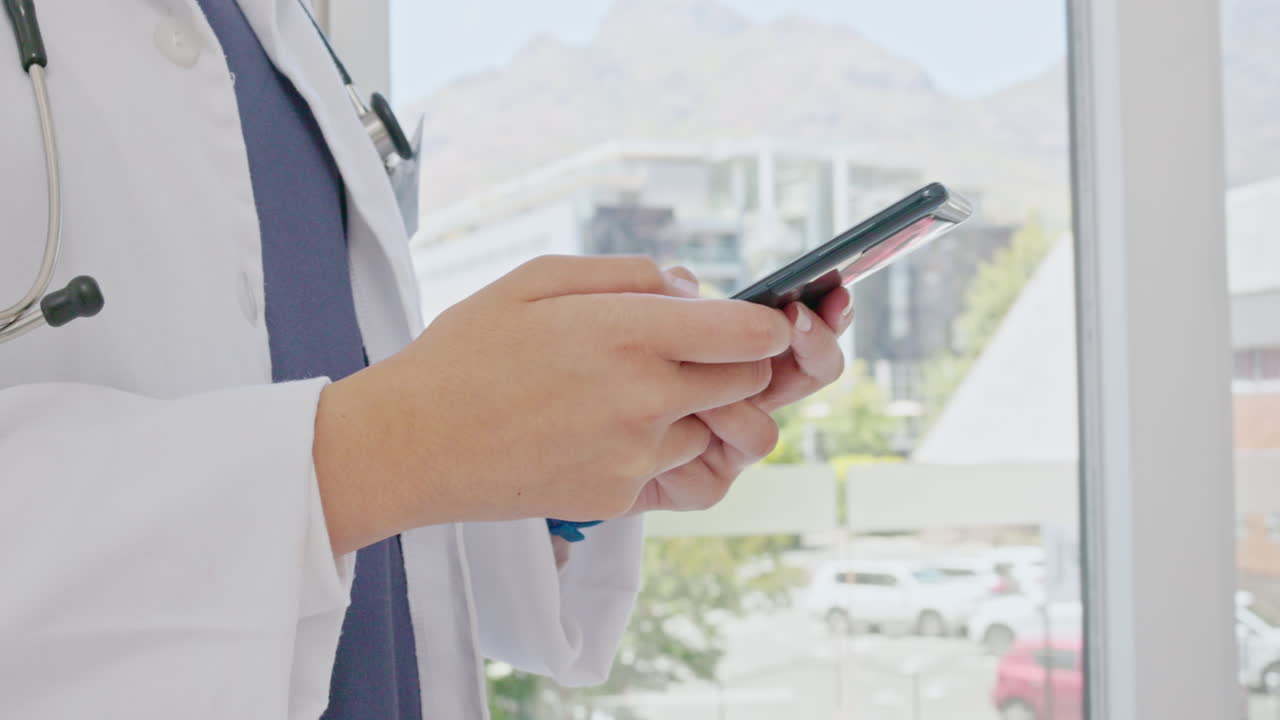 manos, teléfono y zoom en el médico escribiendo mensaje