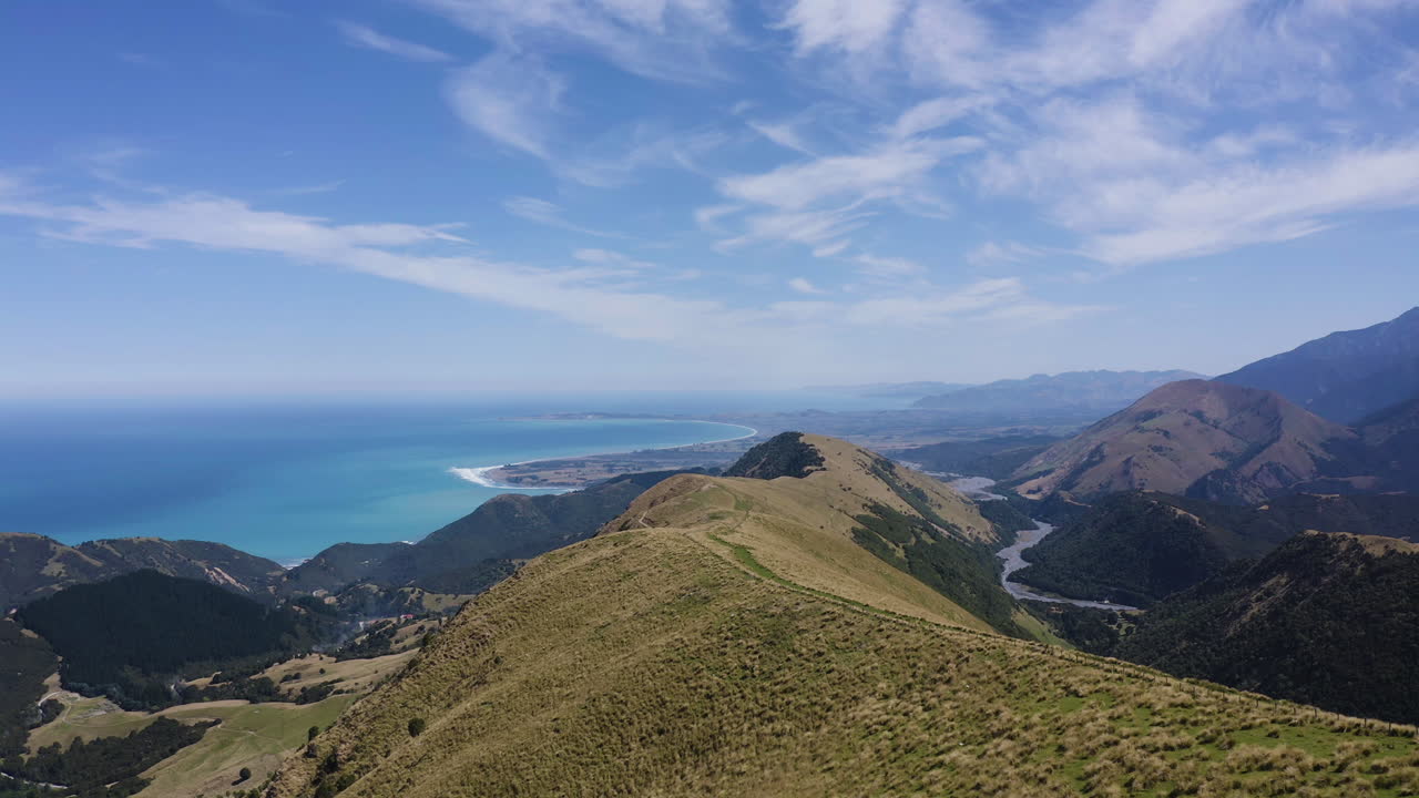 Riprese aeree delle colline di Kaikoura e delle montagne della Nuova Zelanda che si affacciano sulla spiaggia
