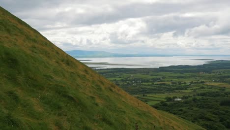 Amplio-Y-Diverso-Paisaje-Irlandés-Con-Un-Lago,-Bosques,-Campos-Agrícolas-Y-Montañas