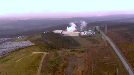 vista aérea del vapor de humo que sale de la planta de tratamiento de residuos de sogama