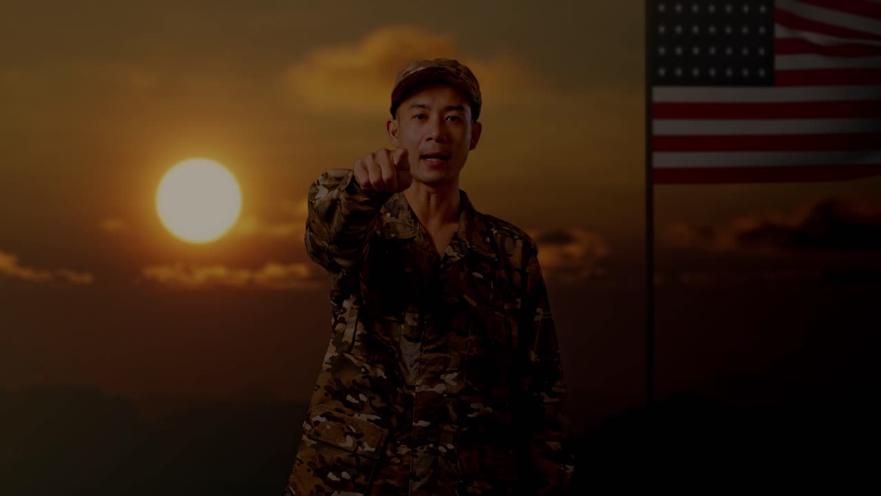 soldado apuntando al atardecer con la bandera estadounidense