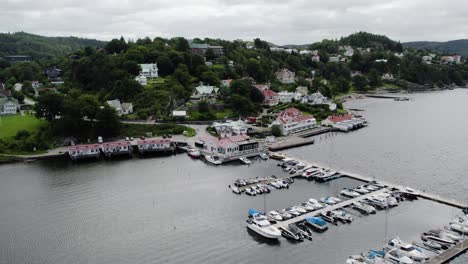 marina de barcos pequeños de ljungskile con barcos atracados en deslizamientos en un día nublado, suecia, aérea