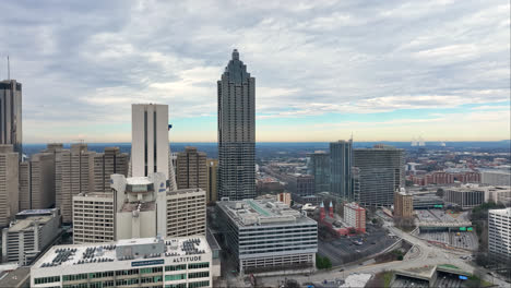 epic drone shot van het centrum van atlanta wolkenkrabbers en skyline gebouwen atlanta cityscape, georgia,