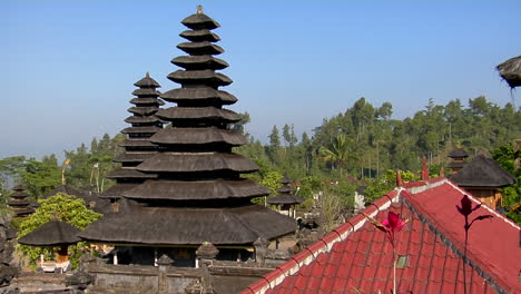 巴厘島的貝薩基寺<unk>周圍的樹木