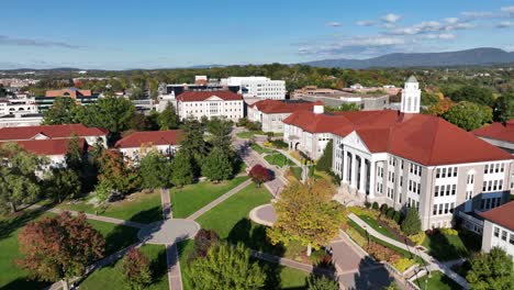 Antenne-über-Wilson-Hall-Auf-Dem-Campus-Des-James-Madison-College-In-Harrisonburg,-Virginia