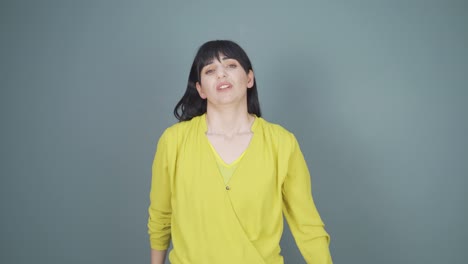 지루함 때문에 안타까워하고 숨을 쉬는 여자.