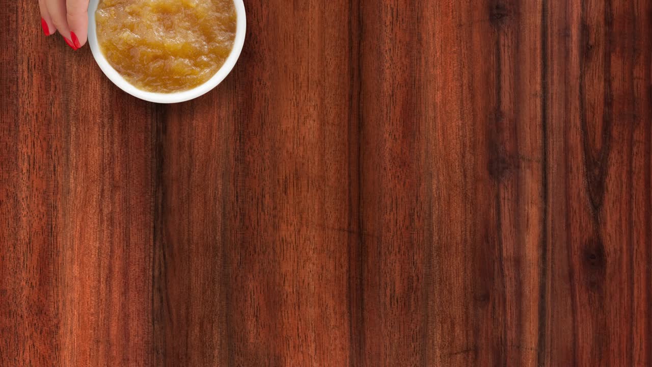 ofreciendo mermelada de albaricoque