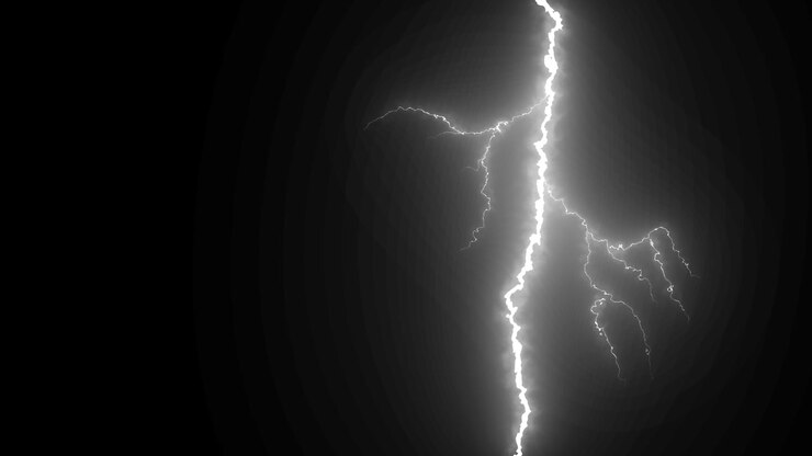 Fulmine bianco che si abbatte su sfondo nero