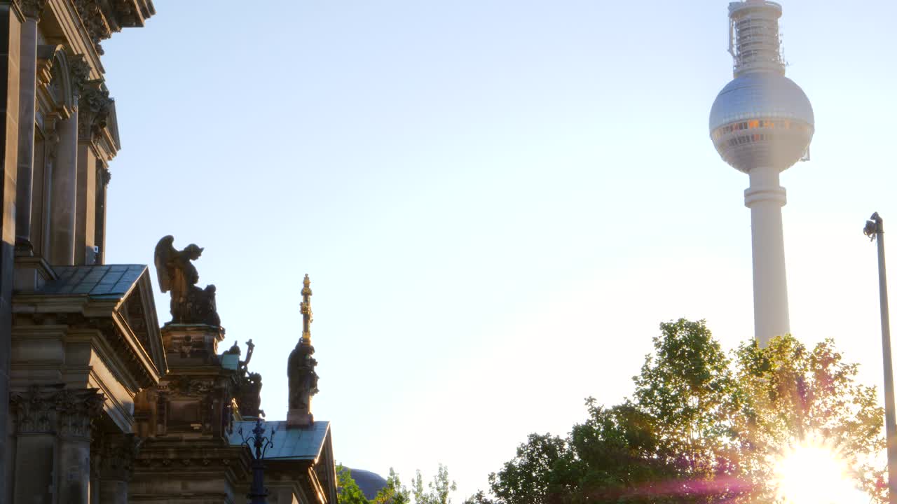 일출에 빛나는 베를린 fernsehturm