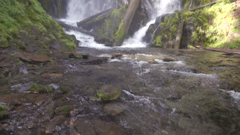 Hermosa-Cascada-En-Las-Cascadas-Del-Sur-De-Oregon-Enmarcadas-Por-Musgo-Verde-Y-Vegetación,-Cataratas-Del-Arroyo-Nacional