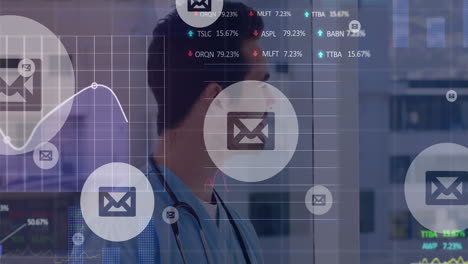 animación del procesamiento de datos del mercado de valores sobre el médico caucásico masculino escribiendo en el clipboard