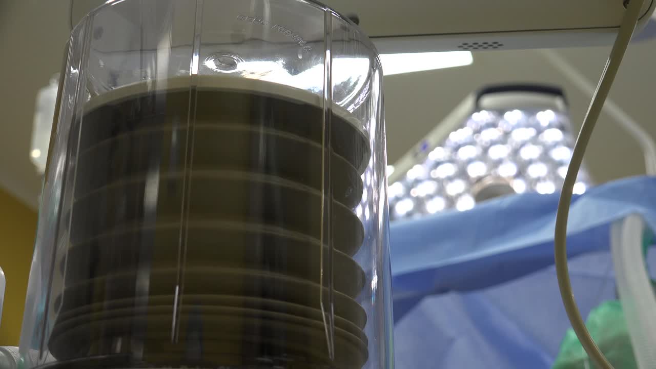 의료용 인공 호흡기는 호흡 가능한 공기를 폐 안팎으로 이동시켜 기계적 환기를 제공하도록 설계된 기계입니다.