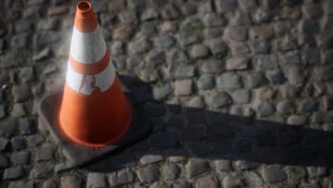 cono de tráfico de rayas anaranjadas y blancas