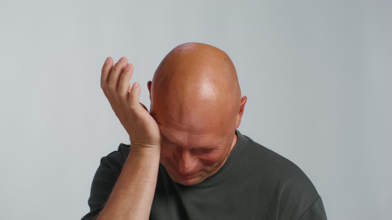 슬프게 보이는 남자