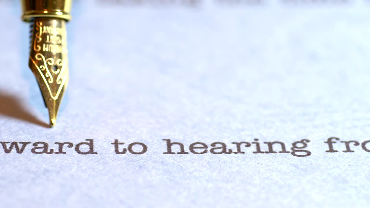 pluma estilográfica en una carta de amor