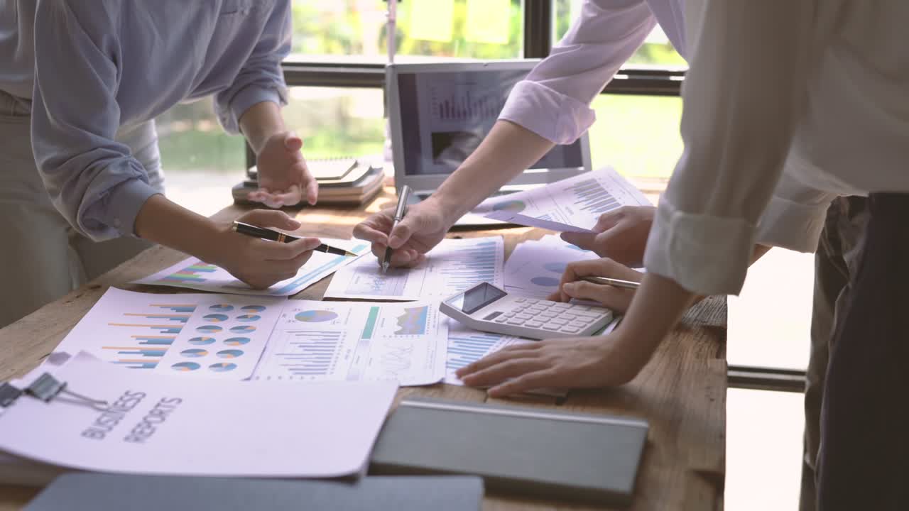 equipo internacional que trabaja en datos estadísticos análisis de datos en un trabajo en equipo