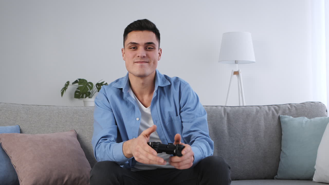 Uomo che gioca ai videogiochi a casa