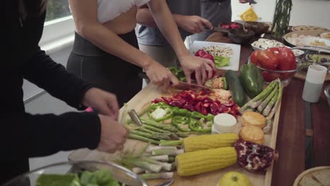 Ausgeschnittene-Aufnahme-Von-Menschen,-Die-Gesundes-Essen-Zubereiten