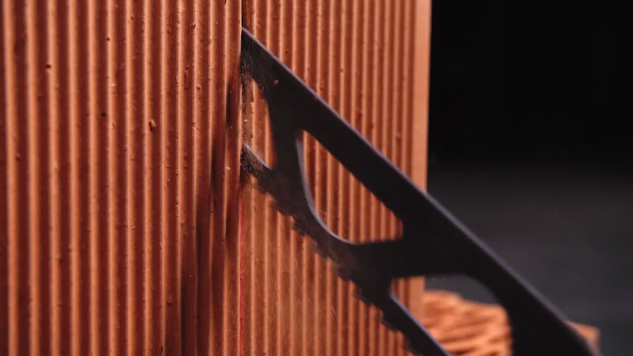 특수 도구 로 타일 을 잘라내는 것