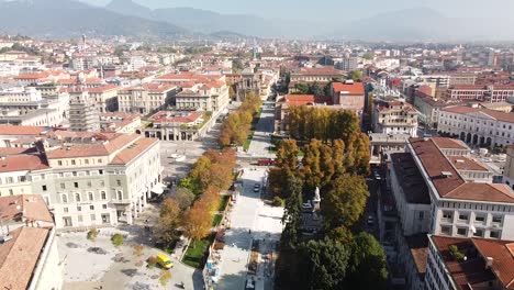 Ciudad-De-Bergamo-En-El-Centro-Y-El-Horizonte,-Drone-Aéreo-Volar-Vista-Hacia-Atrás