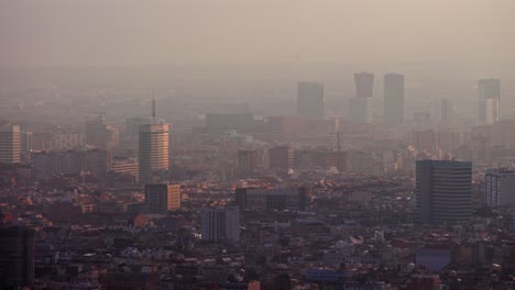 vista estática del horizonte contaminado de la ciudad de barcelona.