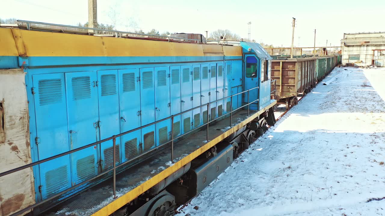 Treno merci container in stazione. Vista aerea dell'industria del trasporto ferroviario merci.