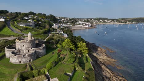 St-Mawes-Castle-Cornwall-Großbritannien-Drohne,-Luftstadt-Im-Hintergrund