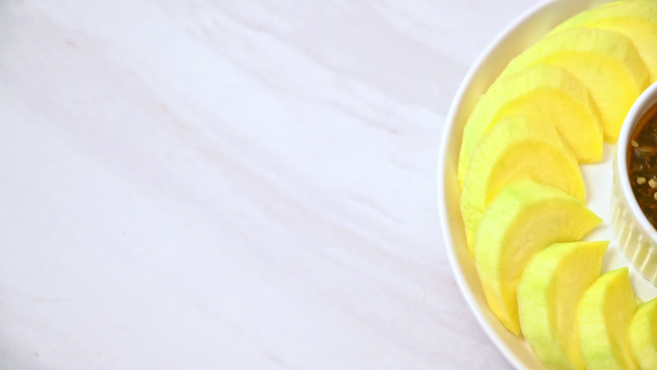 달콤한 생선 소스 디핑을 곁들인 신선한 녹색 및 황금 망고 - 아시아 스타일