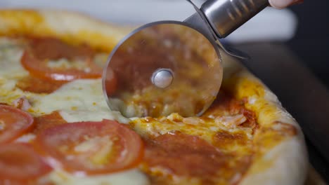 rebanar un pastel de pizza caliente