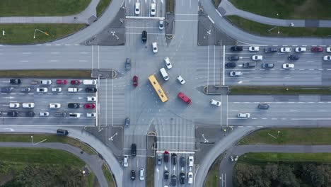 Kreuzung-Der-Kringlumyrarbraut--Und-Miklabraut-Straße-In-Reykjavik,-Von-Oben-Nach-Unten