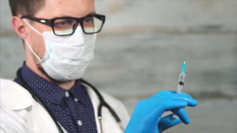 médico con una jeringa