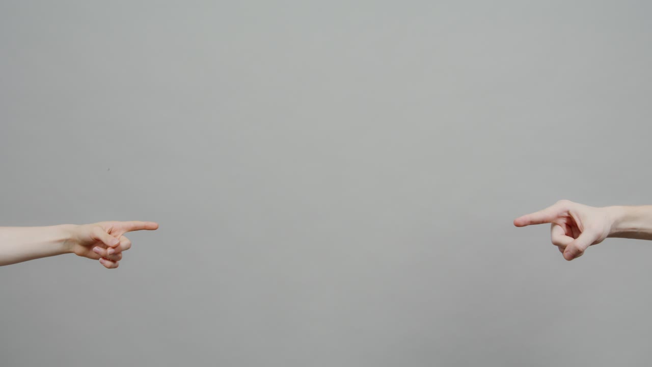 두 손이 가리키고