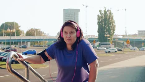 Mujer-Cansada-Corriendo-Escaleras-Arriba