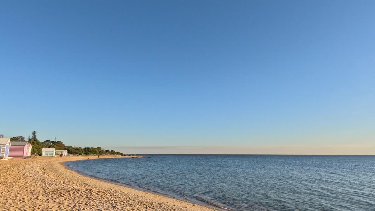 다채로운 해변 오두막과 평온한 바다 풍경