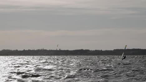 Windsurfer,-Der-In-Der-Dämmerung-Auf-Den-Meereswellen-In-Polen-Gleitet